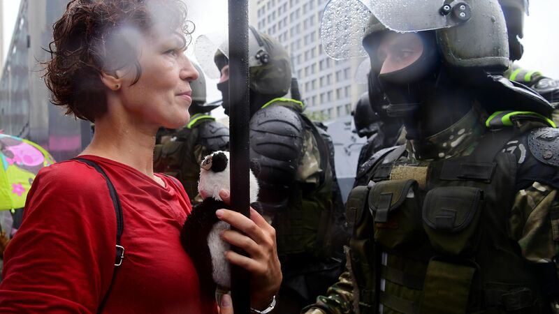 Участница несанкционированной акции оппозиции "Марш единства" и сотрудник милиции на одной из улиц в Минске Участница несанкционированной акции оппозиции "Марш единства" и сотрудник милиции на одной из улиц в Минске - «Россия сегодня», 800, 14.09.2021